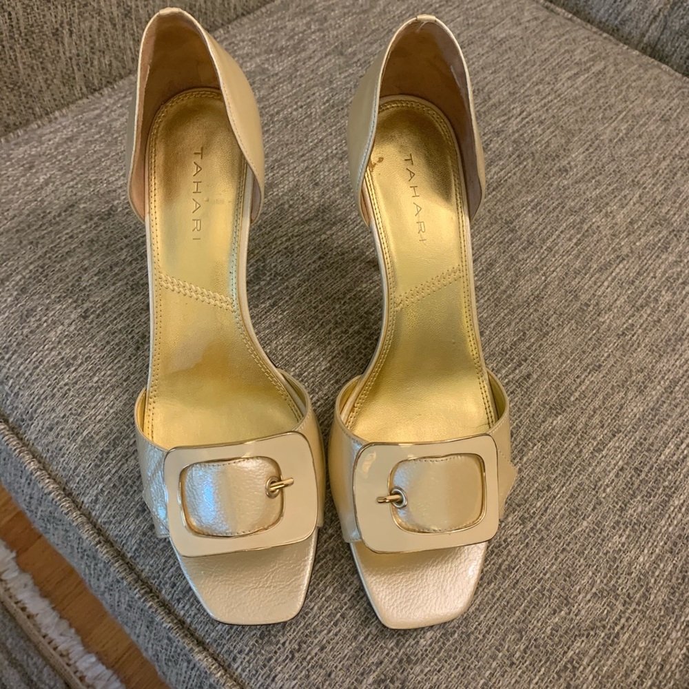 Tahari 3 1/2 inch ivory heels in size 9.